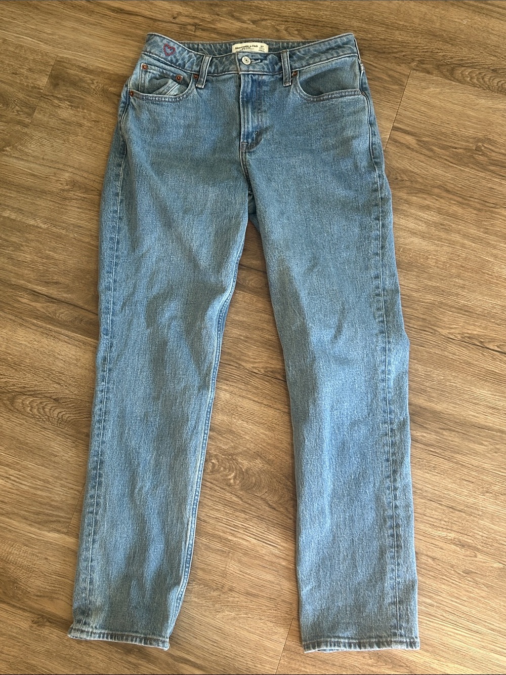 Abercrombie 90s Straight Mid Rise Curve Love Medium Wash Jeans Red Heart